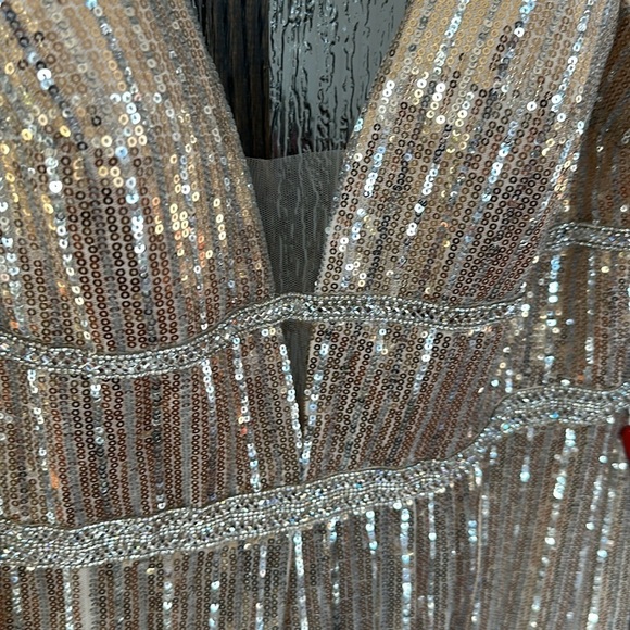 MAC DUGGAL
Metallic Sequined Plunge Neck Gown silver/gold size 6 NWT - Picture 11 of 15